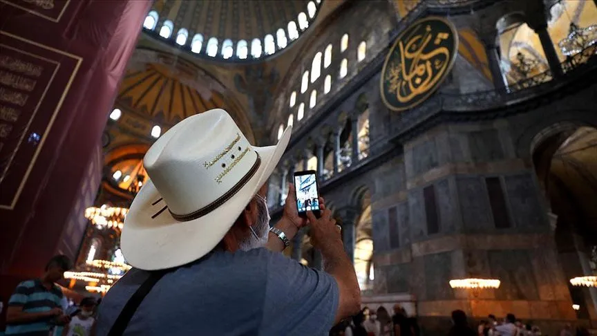 Ayasofya-i Kebir Cami-i Şerifi'nde ziyaretçi yoğunluğu sürüyor