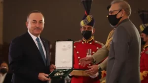 Çavuşoğlu, Başkent İslamabad'daki Cumhurbaşkanlığı binasında Alvi tarafından kabul edildi. Alvi,
