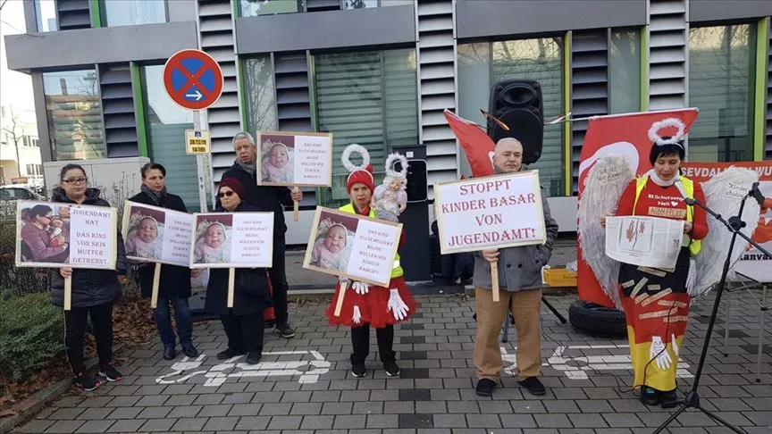 Türk ailenin 4 günlük bebeğini alan Gençlik Dairesi'ne protesto