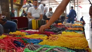 Merkez Seyhan ilçesi Vakıflar Çarşısı'nda satıcıların her ayın ikinci hafta