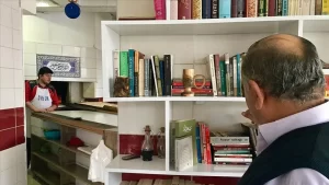 Konyalı fırıncı Ömer Ertuğrul, raflarına 500'ün üzerinde kitap dizdiği iş
