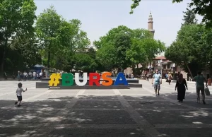 Bursa'da, Atatürk Caddesi, Hanlar ve Çarşılar Bölgesi, Kent Meydanı gibi