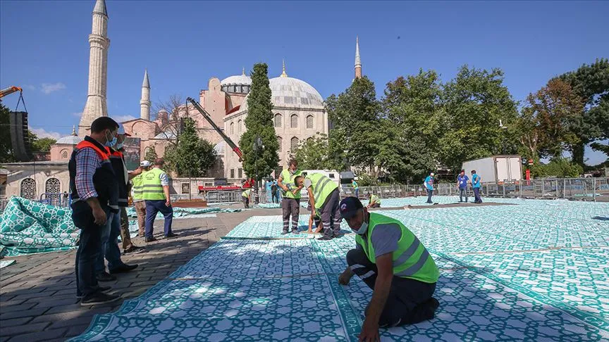 Ayasofya-i Kebir Cami-i Şerifi Meydanı'na cemaat için hasır seriliyor