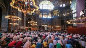 İstanbul'da saat 17.13'de okunan ikindi ezanıyla birlikte çok sayıda vatandaş,