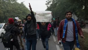 Sosyal medyaya düşen bir görüntüde Uttar Pradeş'te Başkomiser Akileş Narayan
