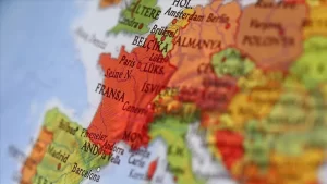 Fransa'nın güneyindeki Mirepoix-sur-Tarn kasabasındaki gölün üzerindeki köprünün çökmesi sonucu 2