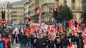 Başkent Paris’te düzenlenen protestoda, binlerce kişi ülkede oturma izni verilmeyen
