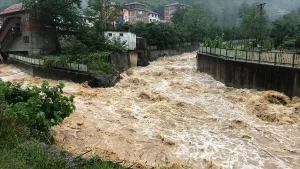 Trabzon'un Yomra, Sürmene, Köprübaşı ve Maçka ilçelerinde şiddetli yağış hayatı