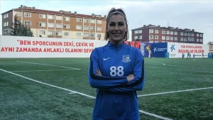 Galatasaray'da oynayan Roman Kosecki'ye 13 yaşındayken duyduğu hayranlığı sayesinde futbolu