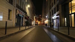 Fransa'nın başkenti Paris'in gün boyunca kalabalık olan sokakları, yasağın başlama