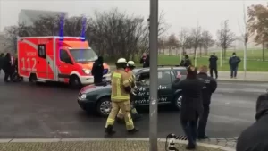 Almanya’nın başkenti Berlin’de bir kişi Başbakanlık binasına aracıyla saldırı girişiminde