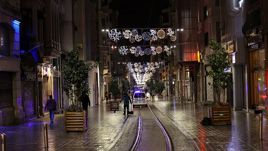 Türkiye'de hafta sonu uygulanacak sokağa çıkma kısıtlaması başladı