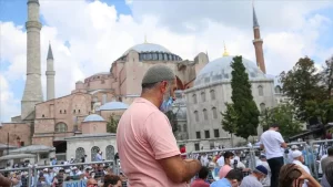 İbadete açıldığı 24 Temmuz'dan beri vatandaşların büyük ilgi gösterdiği Ayasofya-i