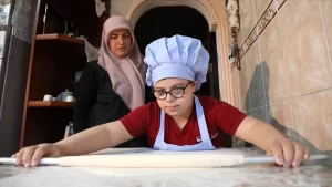 Rize'de yaşayan 12 yaşındaki down sendromlu Berat Sarı, annesinden görerek