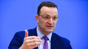 Almanya Sağlık Bakanı Jens Spahn, Berlin’de düzenlediği basın toplantısında, halkta