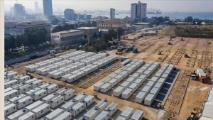 İzmir'de meydana gelen depremin ardından evleri zarar gören vatandaşlar için