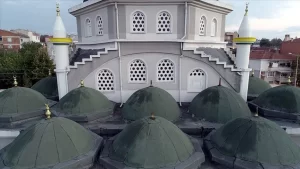 Kırklareli'nde hırsızların üçüncü kez girdiği caminin 7 alemi çalındı. Akalar