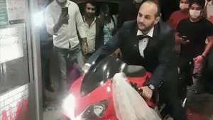 Murat ve Yağmur Görgüç çiftinin düğününe giden davetliler, düğün salonunda