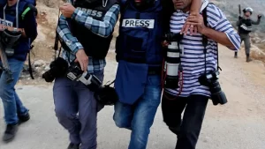 Filistinlilerin düzenlediği gösteriyi takip eden foto muhabiri Nidal Iştiyye'nin yanı