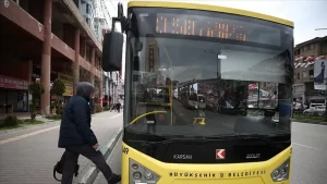 Bursa Büyükşehir Belediye Başkanı Alinur Aktaş, sağlık çalışanlarının toplu taşıma