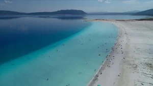Burdur'un Yeşilova ilçesindeki beyaz kumsalı ve turkuaz suyunun güzelliğiyle "Türkiye'nin
