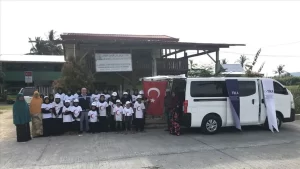 Şehrin dışında yer alan yetimhaneye, ulaşımı kolaylaştırmak için 18 kişi