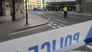 İngiltere'nin başkenti Londra'daki bıçaklı saldırının failinin terör suçundan aldığı 16