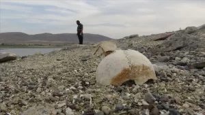 Kars'ın Türkiye-Ermenistan sınırında bulunan Arpaçay Barajı'nda su seviyesinin düşmesiyle Urartular