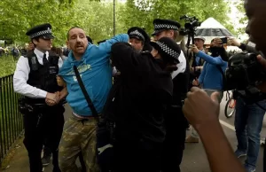 Londra'da Kovid-19 salgınıyla mücadeleye dönük sokağa çıkma kısıtlamaları protesto edildi.