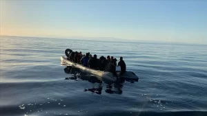 İtalya'nın güneyine yaklaşmakta olan bir göçmen botunda çıkan yangın sebebiyle