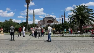 Güvenlik güçlerinin barikatlarla kapattığı, içeri girişlerin yasak olduğu Ayasofya'nın önüne