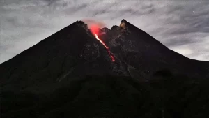 Endonezya'nın Cava Adası'nda bulunan Merapi Yanardağı'nda patlama meydana geldiği bildirildi.