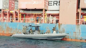Libya'nın Misrata kentine ulaştırmak üzere ilaç taşıyan ve talimatlara uymadığı