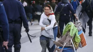 Yunanistan'ın Midilli Adası'nda, "düzensiz göçmenlerin gemiye bindirilerek Atina'ya gönderileceği" iddiasının