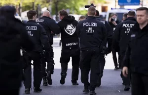 Almanya’nın başkenti Berlin’de, Kovid-19 kısıtlamalarını protesto etmek isteyenlere polis müdahalede