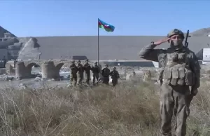 Azerbaycan Cumhurbaşkanı Aliyev, Azerbaycan askerlerinin tarihi Hudaferin Köprüsü'ne Azerbaycan bayrağı