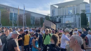 "Querdenken 711" adlı bir oluşum tarafından Kovid-19 önlemlerini protesto etmek