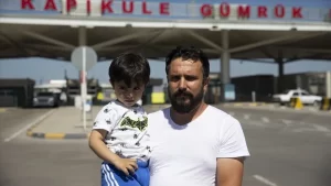 Türkiye'ye Kapıkule Sınır Kapısı'ndan girişte ateşleri ölçülen, araçlarını dezenfekte ettirdikten