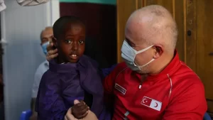 Türk Kızılay Genel Başkanı Kerem Kınık, Somali'deki aşevinde Türk hayırseverlerin