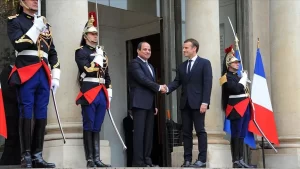 Mısır'daki insan hakları konusunda eleştirilen Sisi'nin, Fransa'nın başkenti Paris'e yapacağı