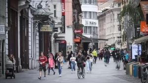 Slovenya'da Kovid-19 vakalarındaki hızlı artış nedeniyle bugünden itibaren 21.00-06.00 saatlerinde