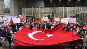 Köln'ün Appellhofplatz semtindeki ARD'nin merkez stüdyoları önünde bir araya gelen