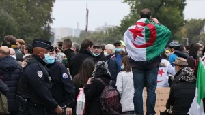 Cezayir Savaşı sırasında acımasız ve korkunç şeylerin yaşandığını ifade eden