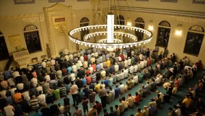 Diyanet İşleri Başkanlığınca, cami ve mescitlerde tabure ve sandalye üzerinde