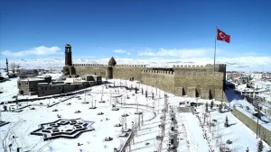 Erzurum'da etkili olan kar yağışının ardından kent merkezinde bulunan tarihi