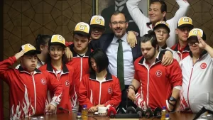 Bakanlık merkez binada ağırladığı özel sporcularla yakından ilgilenen Bakan Mehmet