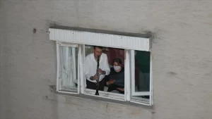 İzmir'de yaşayan müzik öğretmeni Barış Özkaya ile annesi Sevim Özkaya,