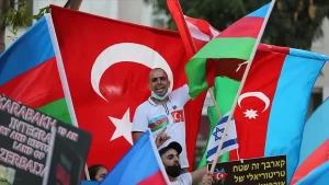 Petah Tikva kent merkezinde toplanan çok sayıda Azerbaycanlı Yahudi'nin katıldığı
