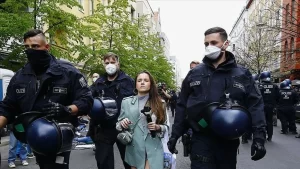 Almanya’nın başkenti Berlin’de yeni tip koronavirüsün (Kovid-19) önlemlerini protesto etmek