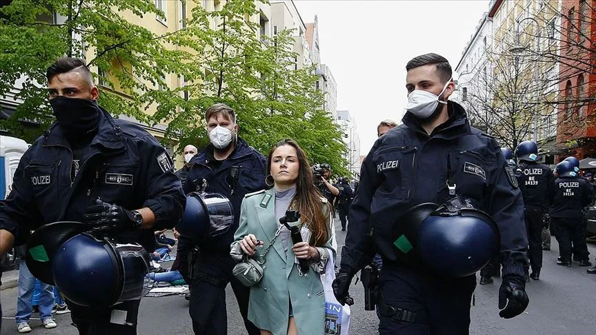 Berlin'de Koronavirüs kısıtlamaları protesto edildi